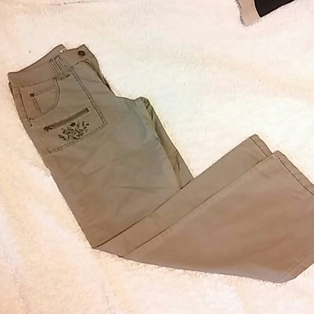 Army green pants with embroidery